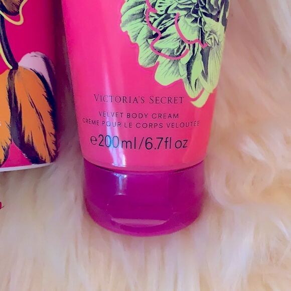 Victoria’s Secret Bombshell Body Scrub & Velvet Body Cream - Picture 2 of 8